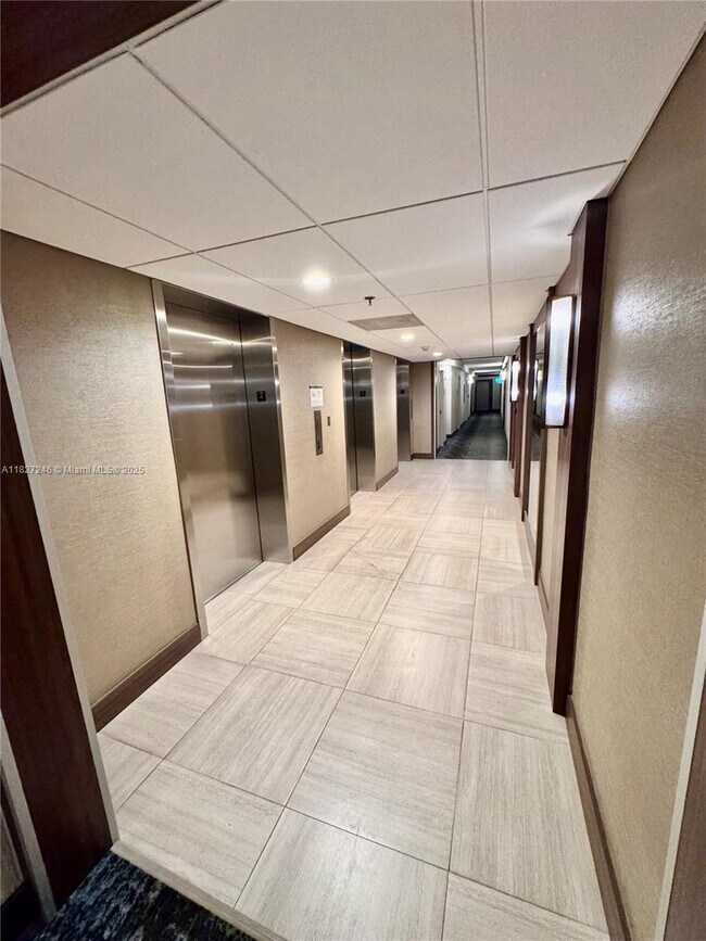 Building Photo - 3731 N Country Club Dr