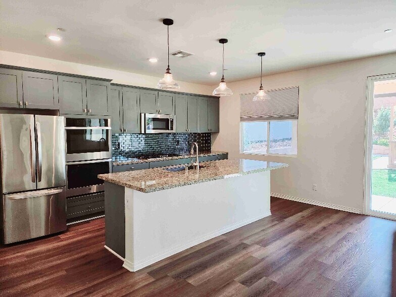 Building Photo - 26065 Plumcot Dr