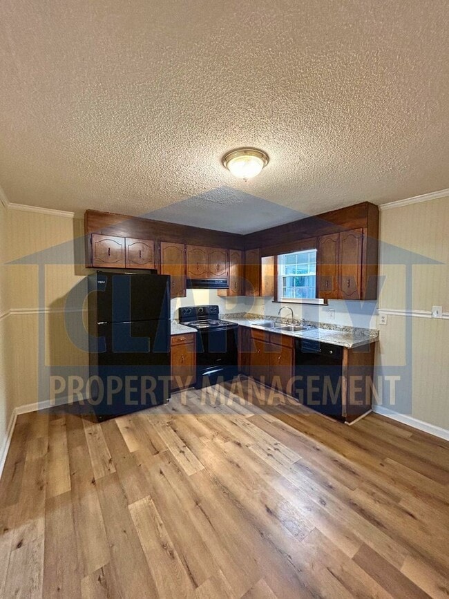 Building Photo - Two bedroom townhome with fenced in backyard!