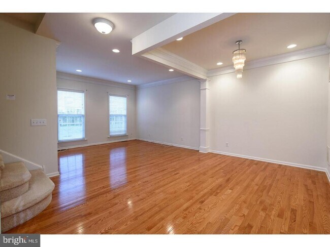 Building Photo - 256 Hudson Dr