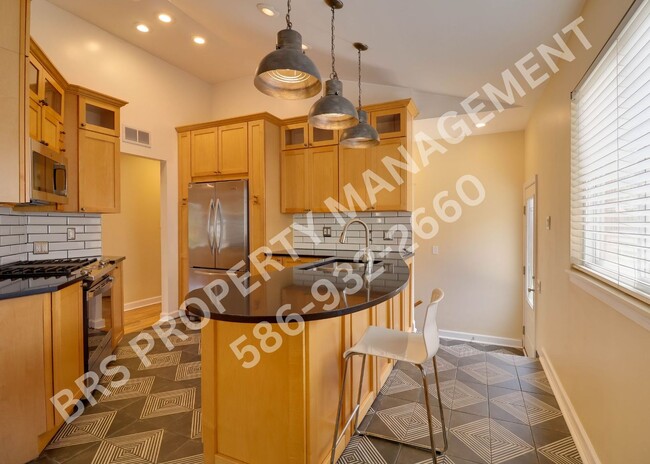 Building Photo - 3 Bedroom 2 bathroom house in Royal Oak.