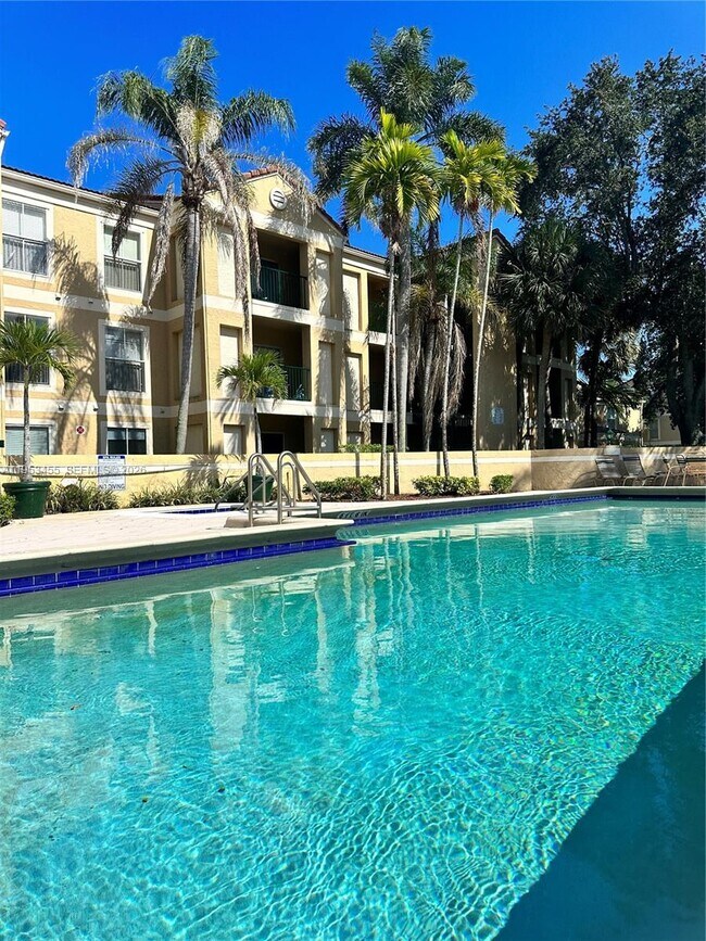 Building Photo - 833 Riverside Dr