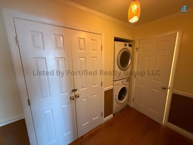 Building Photo - 1556 N Main St