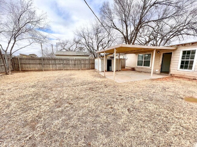Building Photo - "Charming 3-Bedroom Home with 2 Baths in Lubbock's Heart – 1277 Sq Ft of Comfort!"