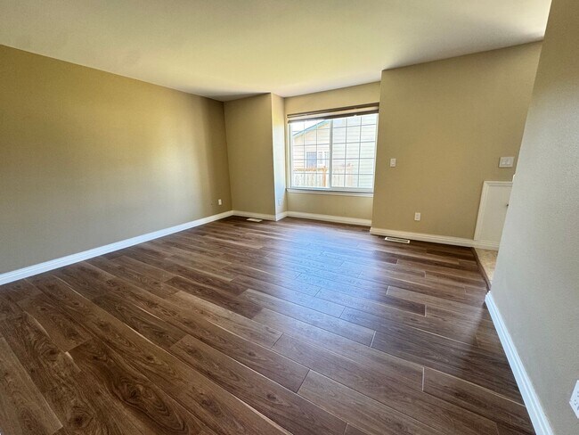 Building Photo - Fully updated 3 bed/2.5 bath home