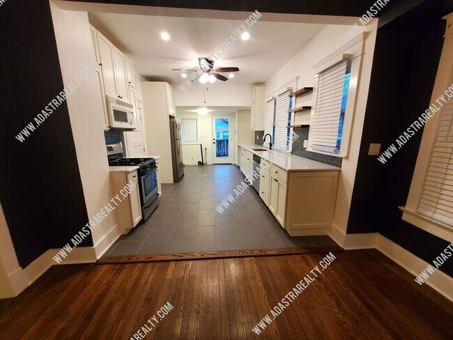 Building Photo - Beautiful Home in West Plaza-Available in AUGUST!!