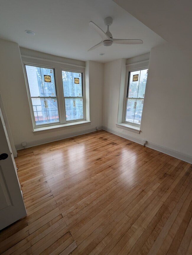 Building Photo - Newly renovated, modern apartment in historic Covington