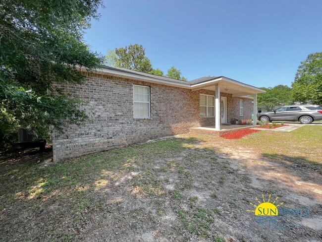 Building Photo - Crestview Home with Beautiful NEW back deck!