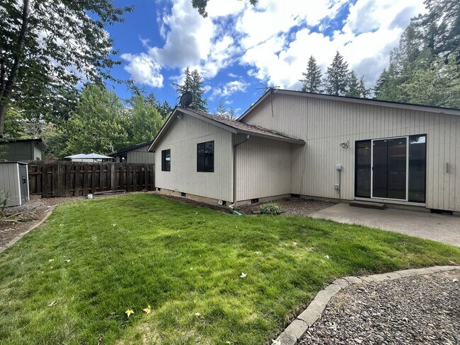 Building Photo - Comfortable Single-Level Living in Southwest Portland with Vaulted Ceilings, Spacious Backyard & ...