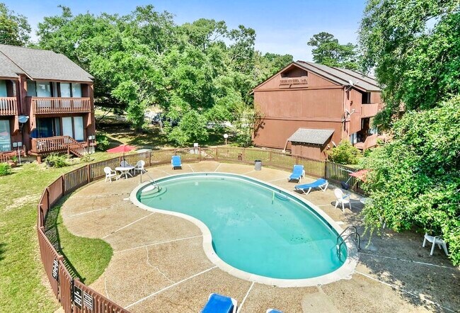 Building Photo - 108 Lakeside Villla