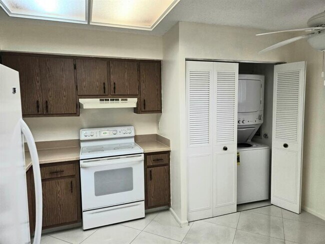 Building Photo - 7300 Lake Cir Dr