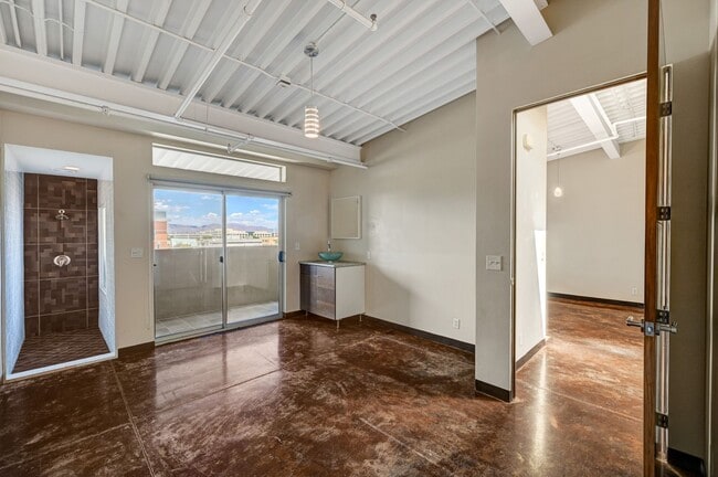 Building Photo - Trendy Loft Living Near The Arts District!