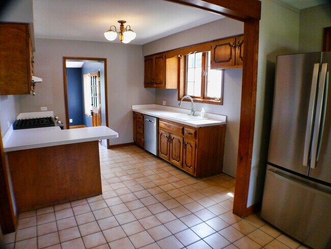 Building Photo - 9337 S Richmond Ave