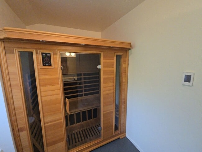 Building Photo - 3BD/2BA Eureka home is close to Sequoia Park, boasts infrared sauna!