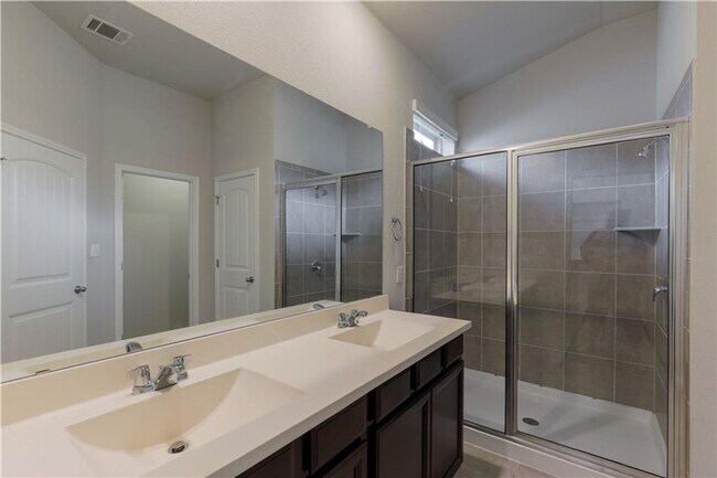 Building Photo - Lovely and Cozy 3/BR and 2/BA Home in Roun...