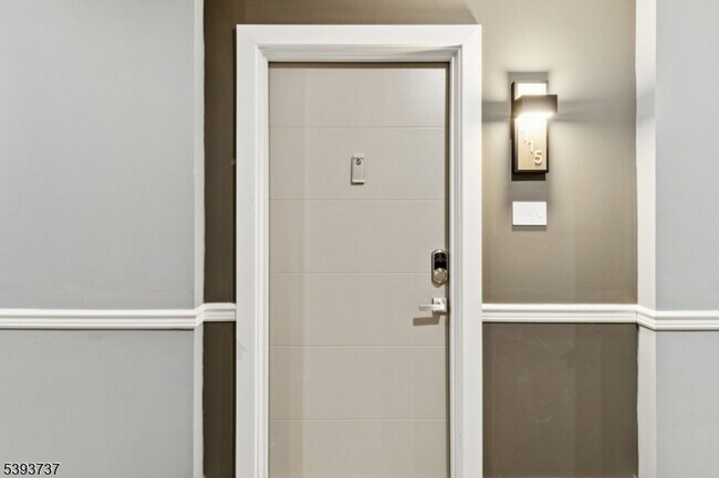 Building Photo - 140 W Webster Ave