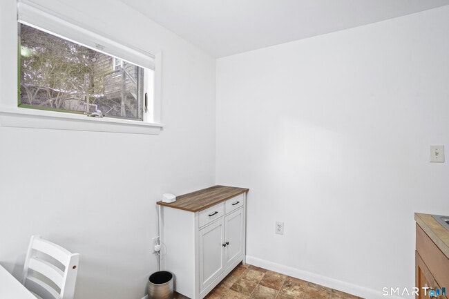 Building Photo - 69 Sylvan Rd N