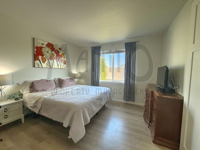 Building Photo - Beautiful Kendall Yards Townhome
