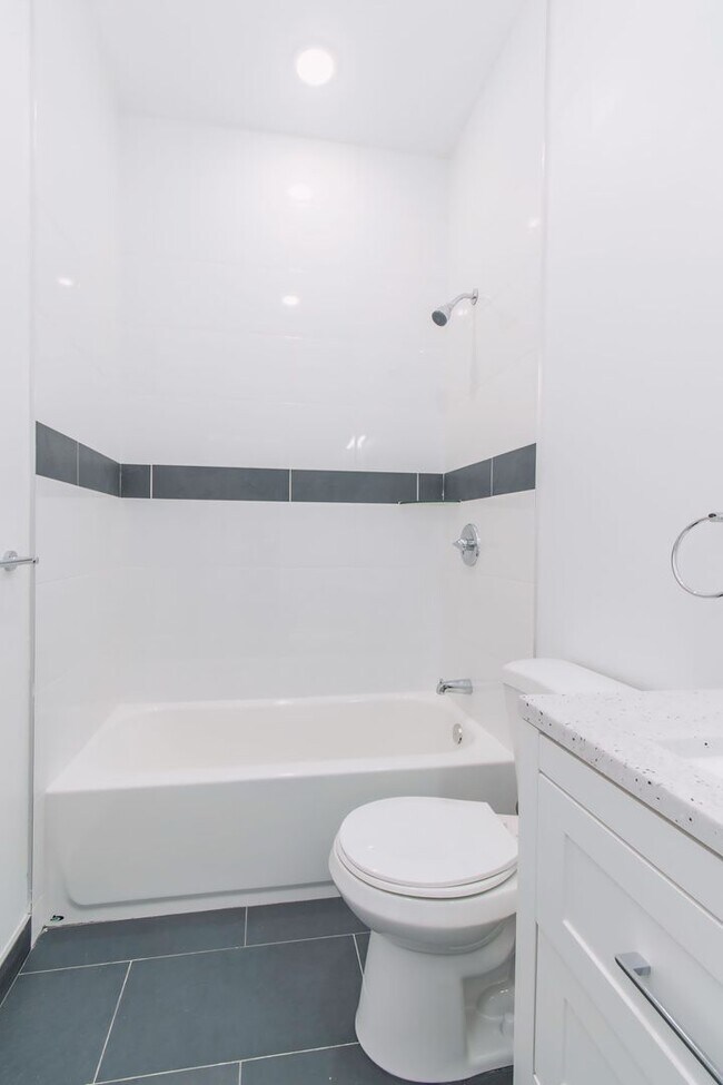 Building Photo - New! Renovated & Modern Apartment