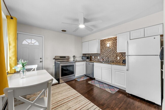 Building Photo - Gorgeous Furnished Two Bedroom in Sloans L...