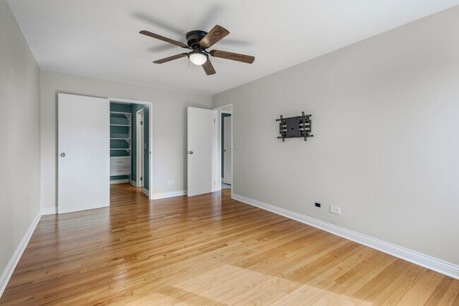 Building Photo - 920 N Lakeside Dr