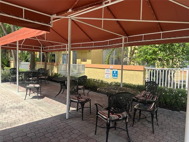 Building Photo - 906 Coral Club Dr