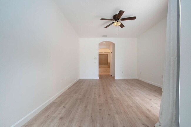 Building Photo - Luxurious Lakefront Living: Spacious 4-Bedroom Home with Pool and Guest Suite in Lakewood Ranch