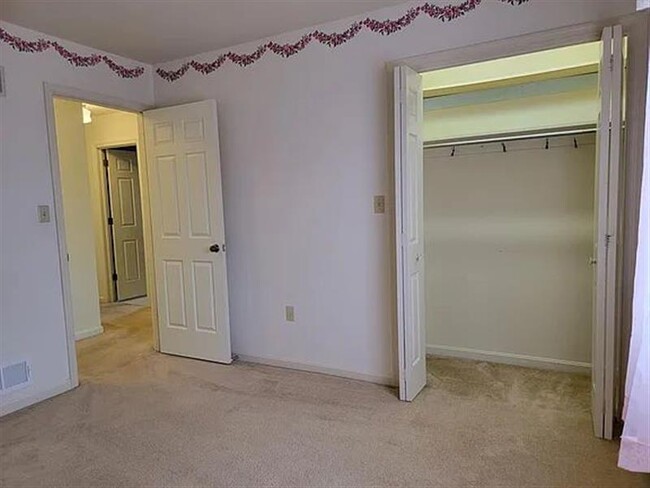 Building Photo - SERENE & CUTE HOME