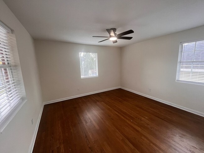 Building Photo - Two Bedroom One Bath Upstairs Apartment In Avondale