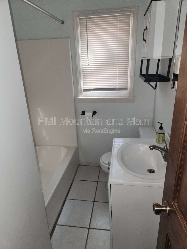 Building Photo - 2 Woodlands Dr