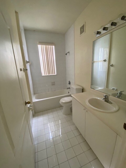 Building Photo - 1663 SE 27th Dr