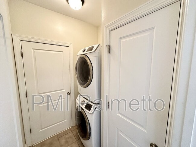 Building Photo - 120 Breezes Dr