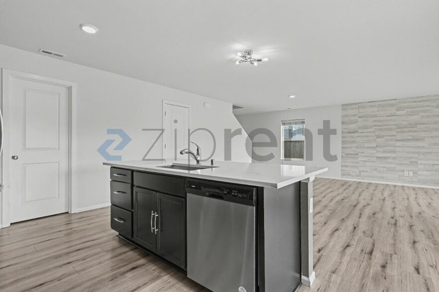 Building Photo - 9168 Candytuft Ln SE