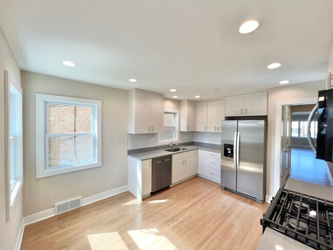 Building Photo - 5547 N Central Ave