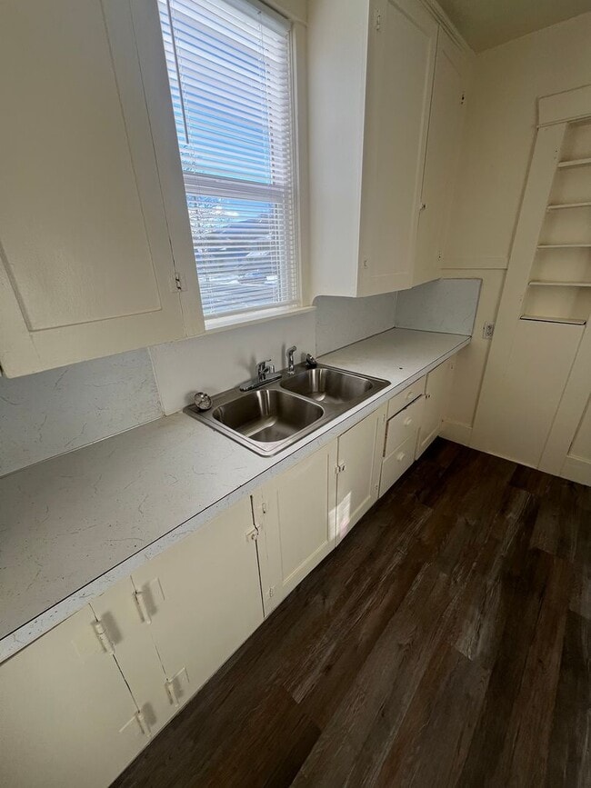 Building Photo - Corner location near ISU-Single Family Home with room to spread out!