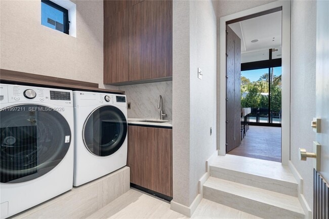 Building Photo - 1045 W 47th Ct