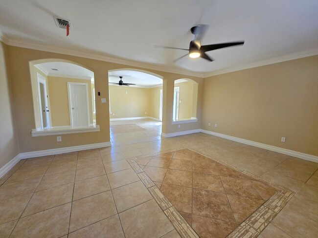 Building Photo - 2,465sf EXPANSIVE HOME IN THE HARLINGEN ME...