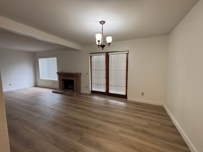 Building Photo - Spacious Updated Bonita Condo