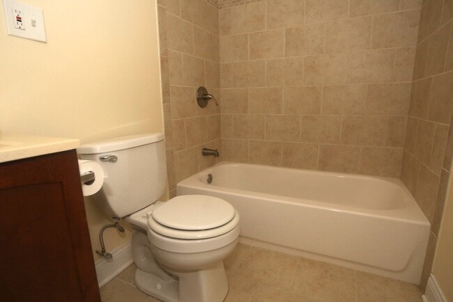 Building Photo - 1133 W Oakdale Ave