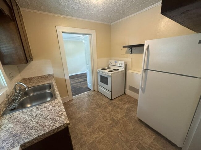 Building Photo - 102 W Meadow Way Dr