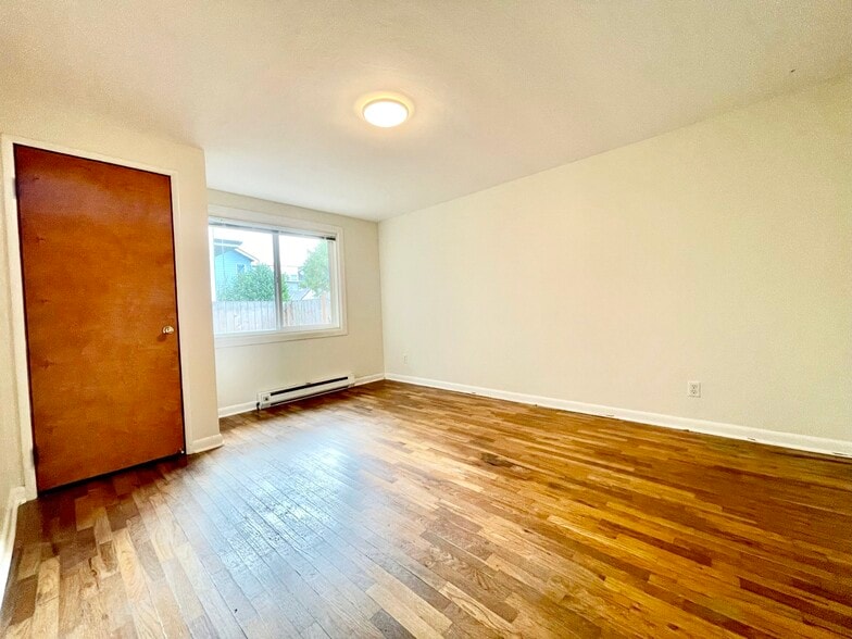 Building Photo - 2411 W Lynn St