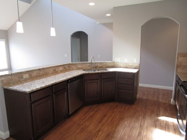 Building Photo - Bright 3BR Townhome with Bonus Room - Available July 17!!