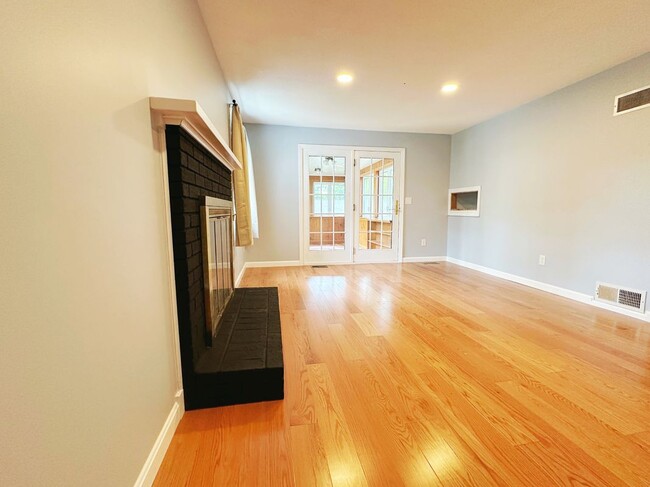 Building Photo - 10 Friar Tuck Ln
