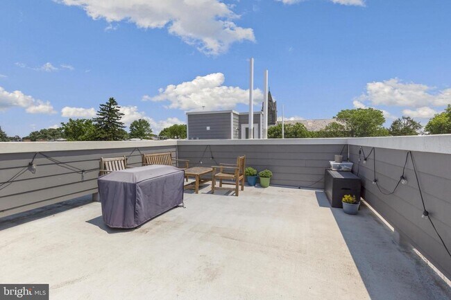 Building Photo - 381 Martin St