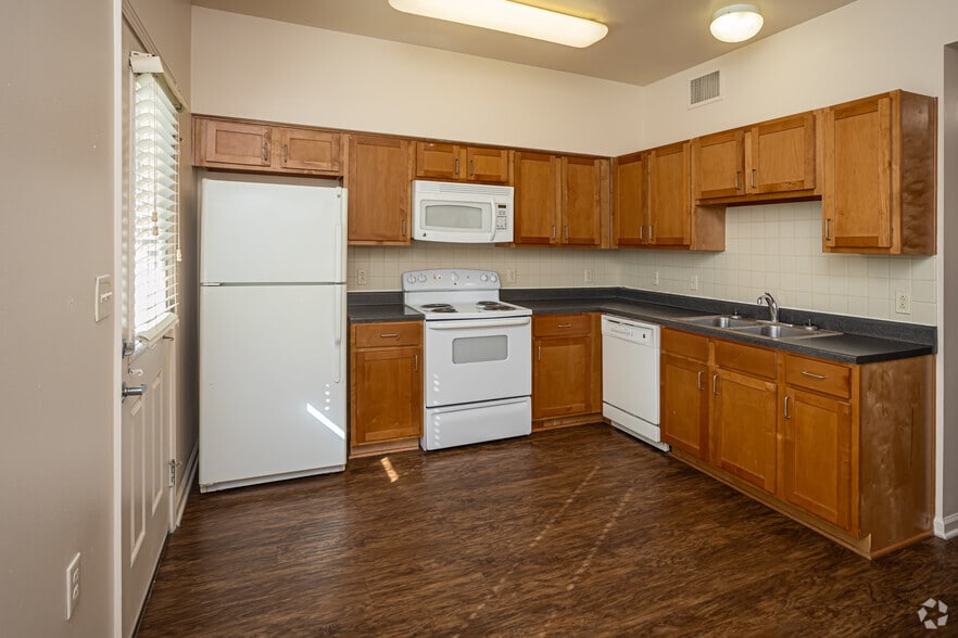 2BR, 1.5BA Townhouse - 904SF - Kitchen - Harmony Oaks