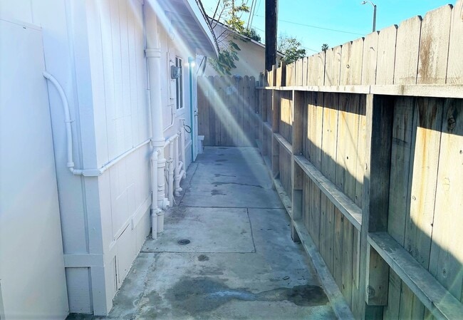 Building Photo - Newly Refreshed Single Family Home with Oversized Yard
