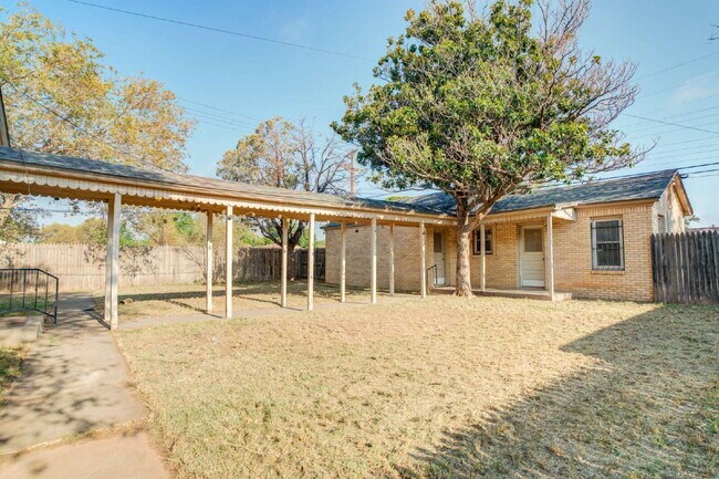 Building Photo - Pre-lease 2026! Corner lot house with Large bedrooms