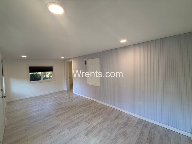 Building Photo - Unique 1 Bed / 1 Bath Duplex in Convenient Spokane Location!