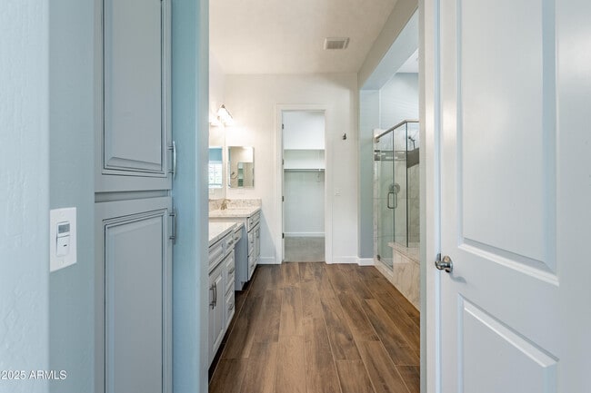 Building Photo - 70 E Kennedia Dr