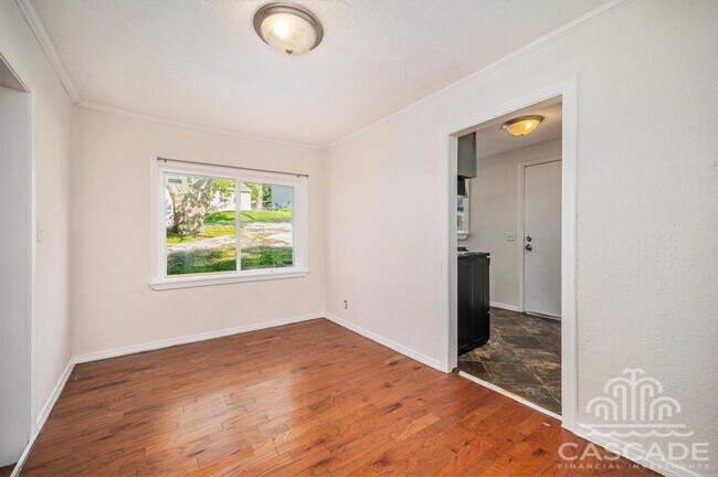 Building Photo - 707 N Forest Ave